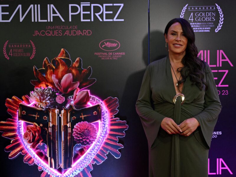 Karla Sofía Gascón elimina su cuenta de X tras controversia por antiguos tuits racistas y homofóbicos, poniendo en duda su nominación al Oscar.