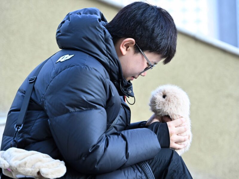 En Pekín, Zhang Yachun, de 19 años, usa una mascota inteligente con IA para aliviar su ansiedad, mejorando su bienestar emocional.