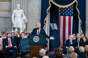Donald Trump toma protesta como presidente de EE. UU. y promete iniciar la "edad de oro" con medidas como la militarización de la frontera.