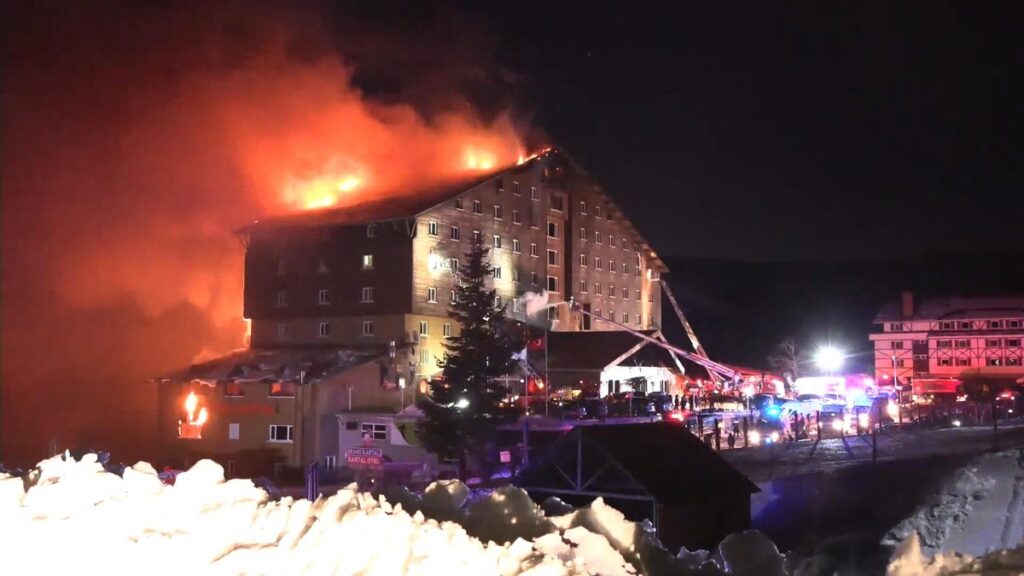 66 muertos y más de 50 heridos en un incendio en un hotel de estación de esquí en Turquía. El fuego se originó en el restaurante del hotel.