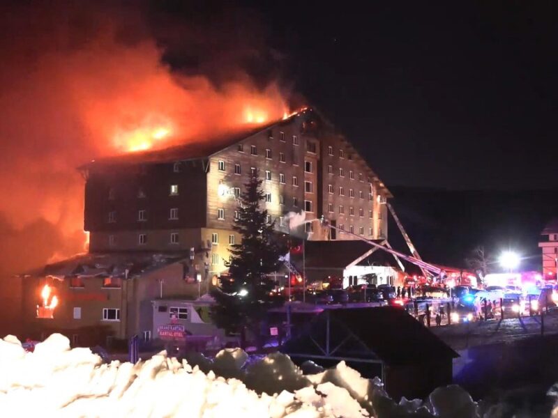 66 muertos y más de 50 heridos en un incendio en un hotel de estación de esquí en Turquía. El fuego se originó en el restaurante del hotel.