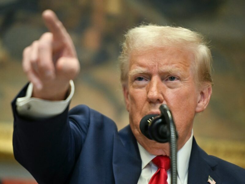 Donald Trump celebra el envío de 10 mil elementos de la Guardia Nacional a la frontera con México y la suspensión de aranceles por un mes.