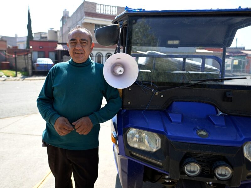 Marco Antonio Terrón posa junto a su motocicleta modificada en Acolman, México. Su icónica grabación de "Fierro viejo" se escucha en "Emilia Pérez", llevando el sonido de las calles de la Ciudad de México a la gran pantalla. (Foto: Alfredo Estrella/AFP)