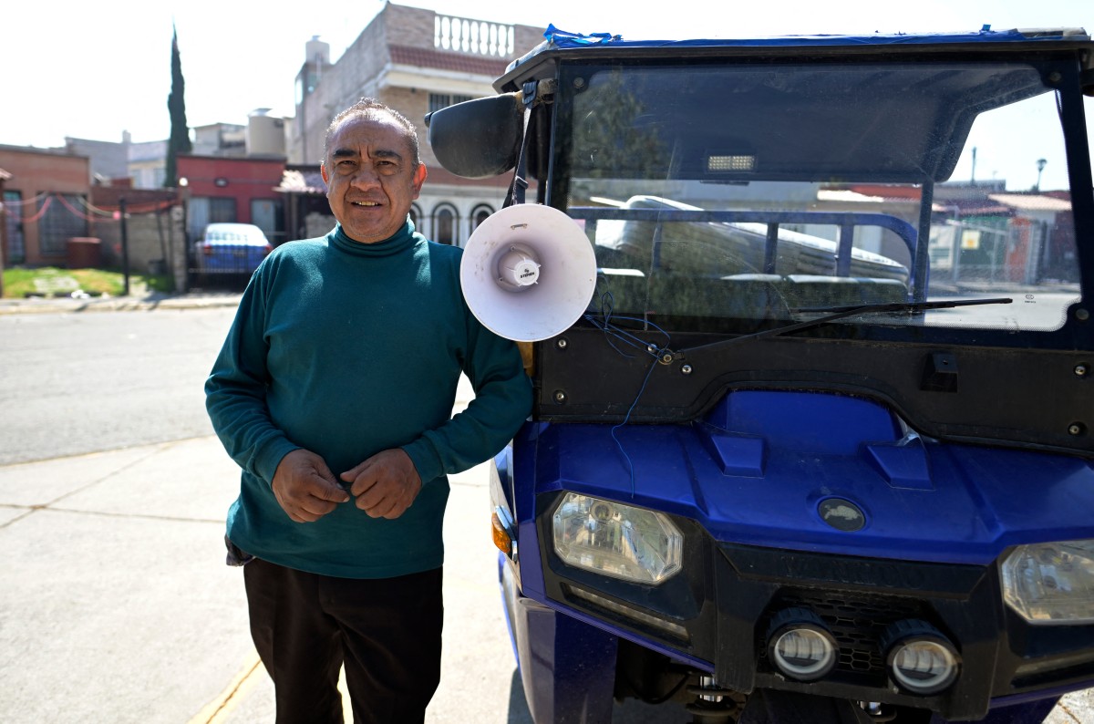 Marco Antonio Terrón posa junto a su motocicleta modificada en Acolman, México. Su icónica grabación de "Fierro viejo" se escucha en "Emilia Pérez", llevando el sonido de las calles de la Ciudad de México a la gran pantalla. (Foto: Alfredo Estrella/AFP)