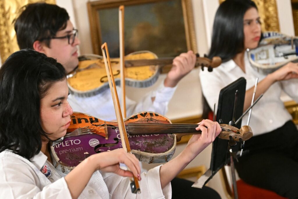 Un joven paraguayo transforma basura en música con instrumentos reciclados, y se presenta en un palacio londinense con su orquesta.