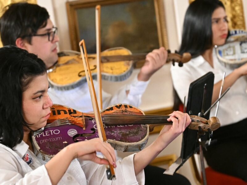 Un joven paraguayo transforma basura en música con instrumentos reciclados, y se presenta en un palacio londinense con su orquesta.