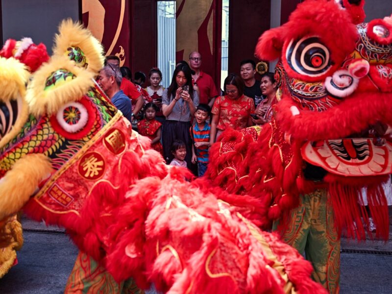 Millones en Asia celebran el Año Nuevo Lunar 2025 con festivales, viajes y rituales tradicionales para dar la bienvenida al Año de la Serpiente.