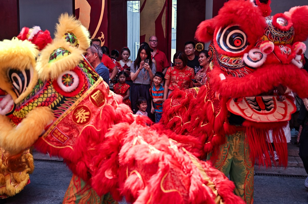 Millones en Asia celebran el Año Nuevo Lunar 2025 con festivales, viajes y rituales tradicionales para dar la bienvenida al Año de la Serpiente.