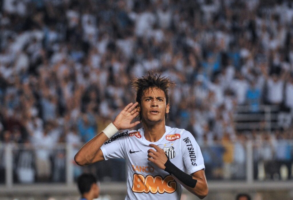 Neymar regresa al Santos tras 12 años. Deja el fútbol árabe y busca recuperar su nivel en Brasil, con miras al Mundial 2026.