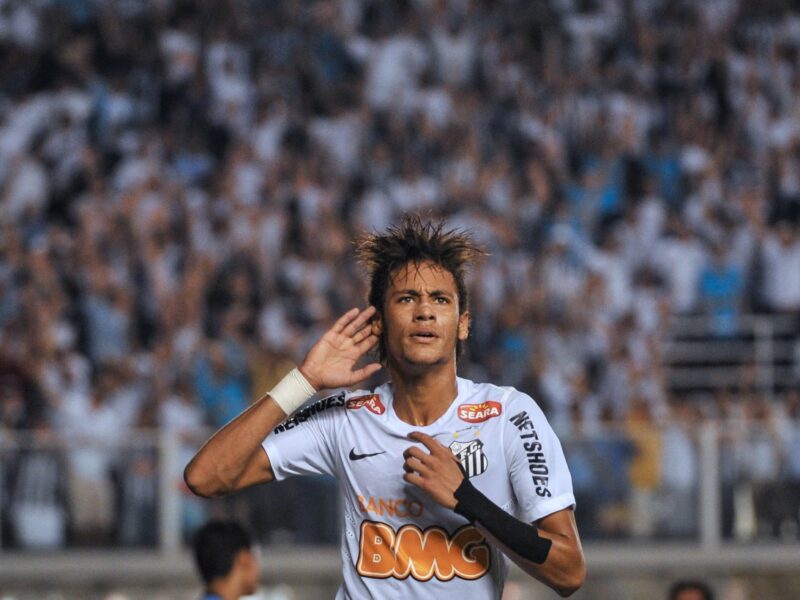 Neymar regresa al Santos tras 12 años. Deja el fútbol árabe y busca recuperar su nivel en Brasil, con miras al Mundial 2026.