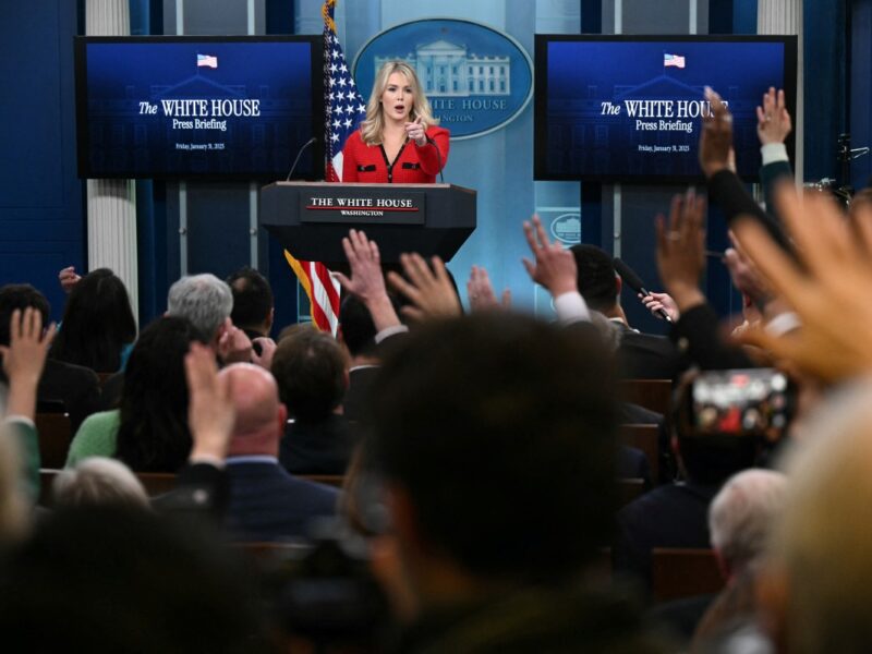 La Casa Blanca confirma aranceles del 25% a México y Canadá y del 10% a China a partir de este sábado por fentanilo y migración ilegal.