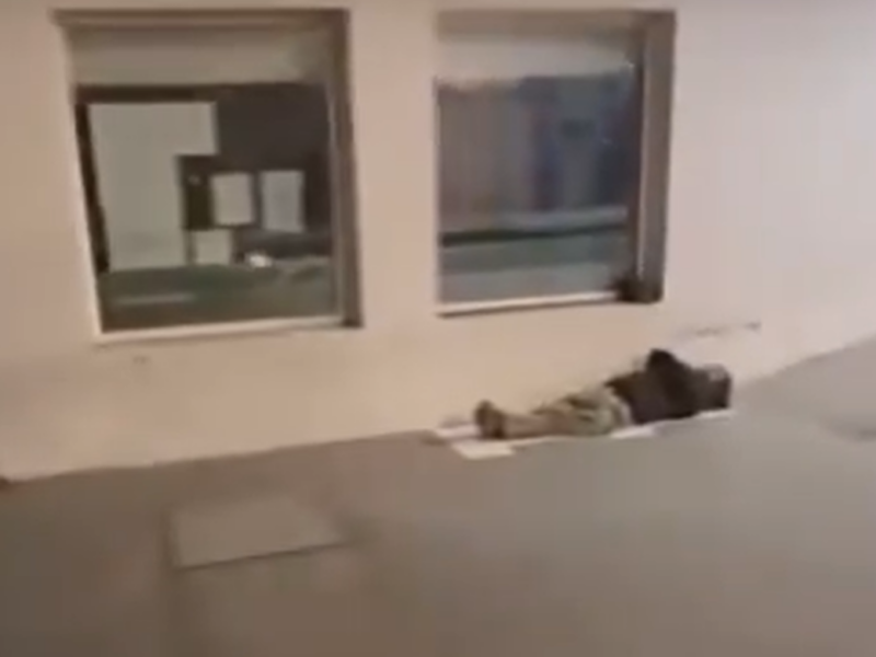 Foto: Captura de pantalla/ Un video mostró a jóvenes lanzando pirotecnia a un hombre en situación de calle en Ciudad Valles. La ciudadanía exige justicia por este ataque.