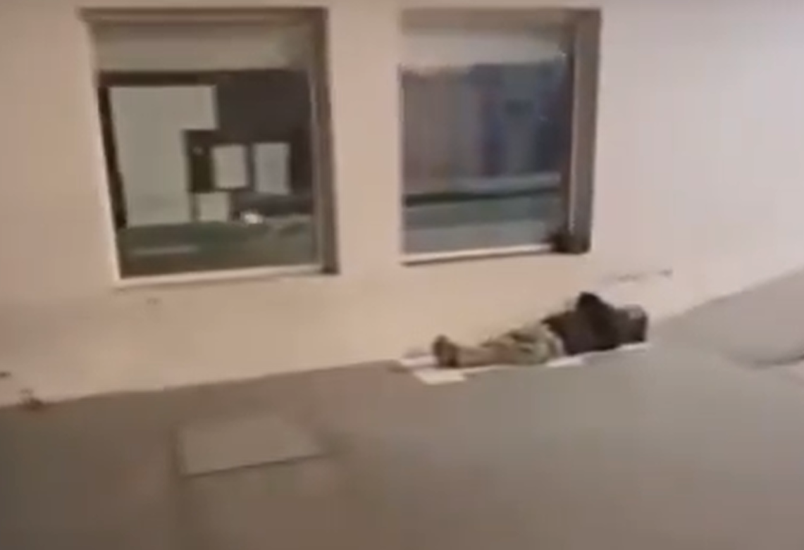 Foto: Captura de pantalla/ Un video mostró a jóvenes lanzando pirotecnia a un hombre en situación de calle en Ciudad Valles. La ciudadanía exige justicia por este ataque.