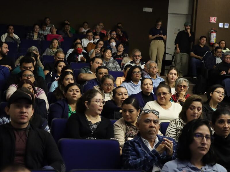 Generación Z y la era digital: desafíos, soledad y riesgos en la universidad. UADY analiza cómo apoyarlos en su transición a la adultez.