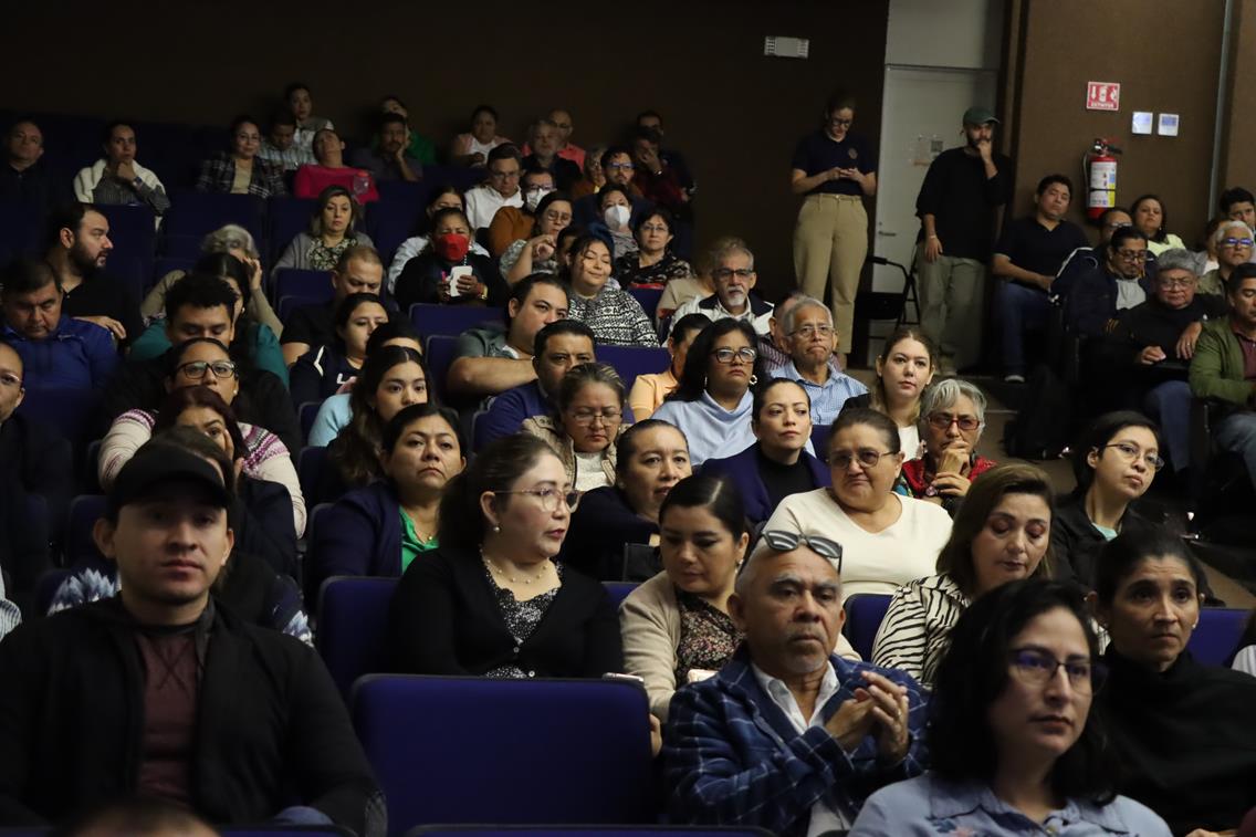 Generación Z y la era digital: desafíos, soledad y riesgos en la universidad. UADY analiza cómo apoyarlos en su transición a la adultez.