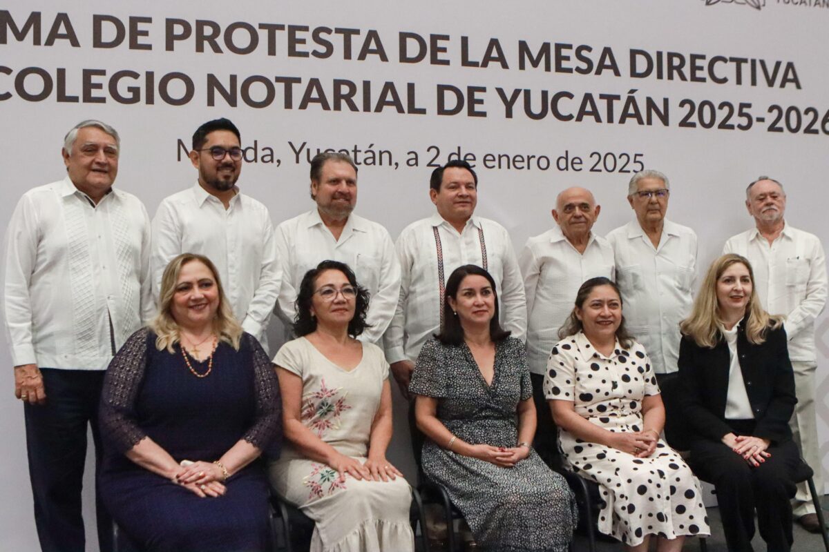 Gobernador Joaquín Díaz Mena toma protesta a la nueva directiva del Colegio Notarial de Yucatán 2025-2026 para fortalecer la certeza jurídica.