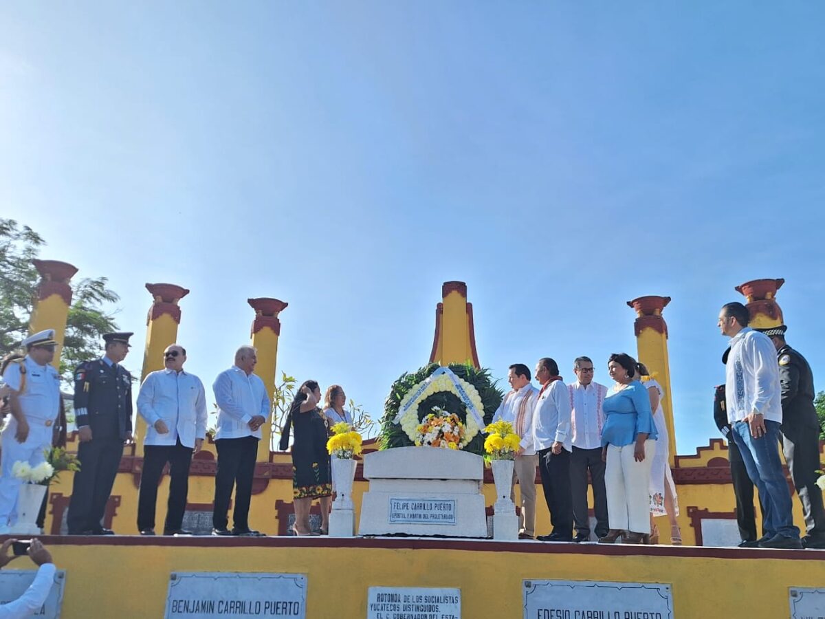 El gobernador de Yucatán presenta el programa de becas "Jóvenes Renacimiento" para 10 mil estudiantes universitarios, con apoyo económico mensual.