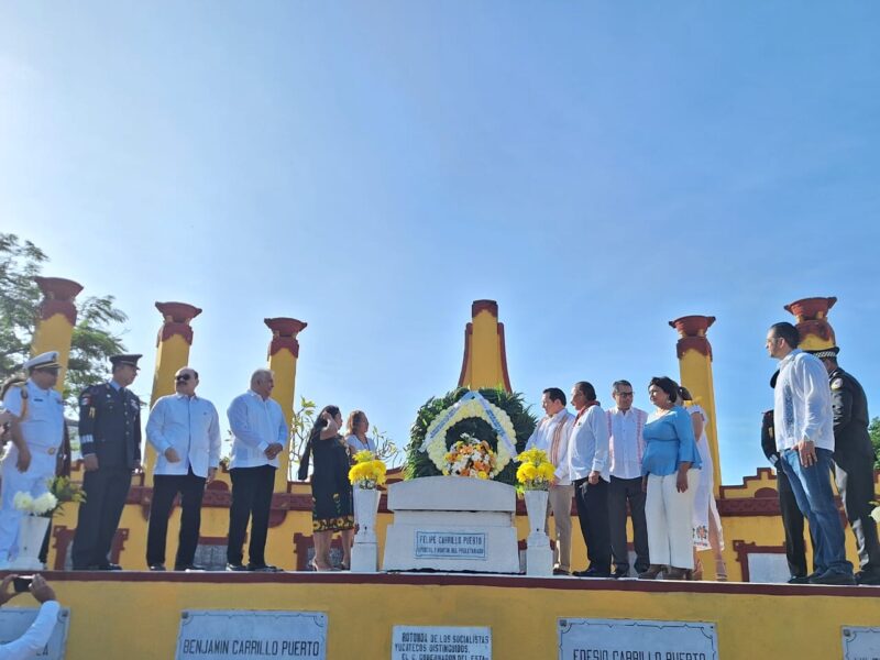 El gobernador de Yucatán presenta el programa de becas "Jóvenes Renacimiento" para 10 mil estudiantes universitarios, con apoyo económico mensual.