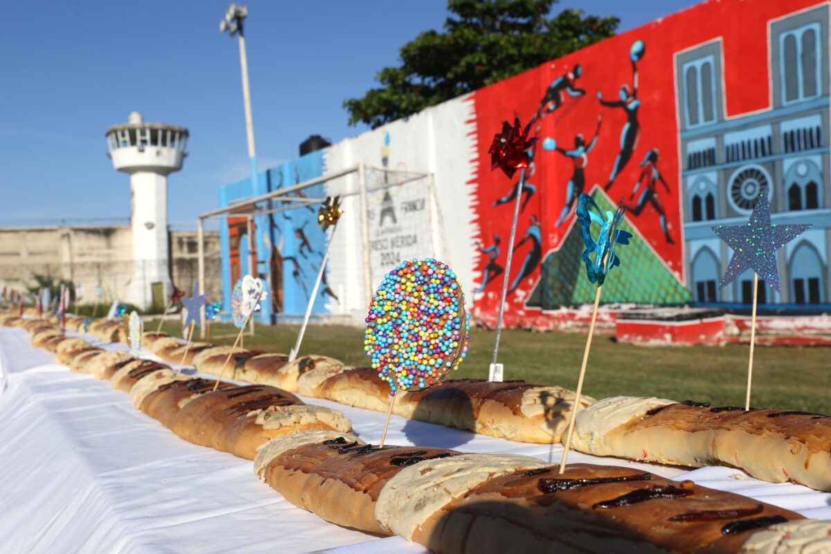 El Gobierno de Yucatán promueve la reinserción social con un convivio en el CERESO de Mérida, destacando la elaboración de una Rosca de Reyes de 400 metros.