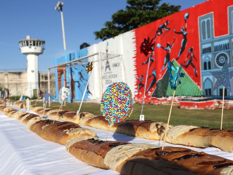 El Gobierno de Yucatán promueve la reinserción social con un convivio en el CERESO de Mérida, destacando la elaboración de una Rosca de Reyes de 400 metros.