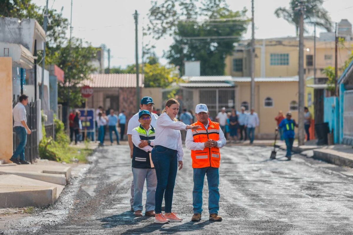 Cecilia Patrón supervisa repavimentación en la Unidad Morelos. Mérida avanza con obras de mejora vial y un gobierno cercano a la ciudadanía.