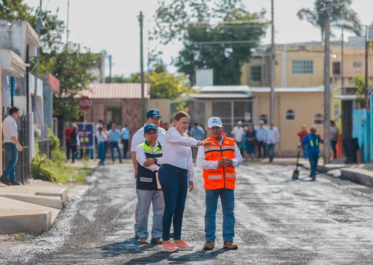 Cecilia Patrón supervisa repavimentación en la Unidad Morelos. Mérida avanza con obras de mejora vial y un gobierno cercano a la ciudadanía.