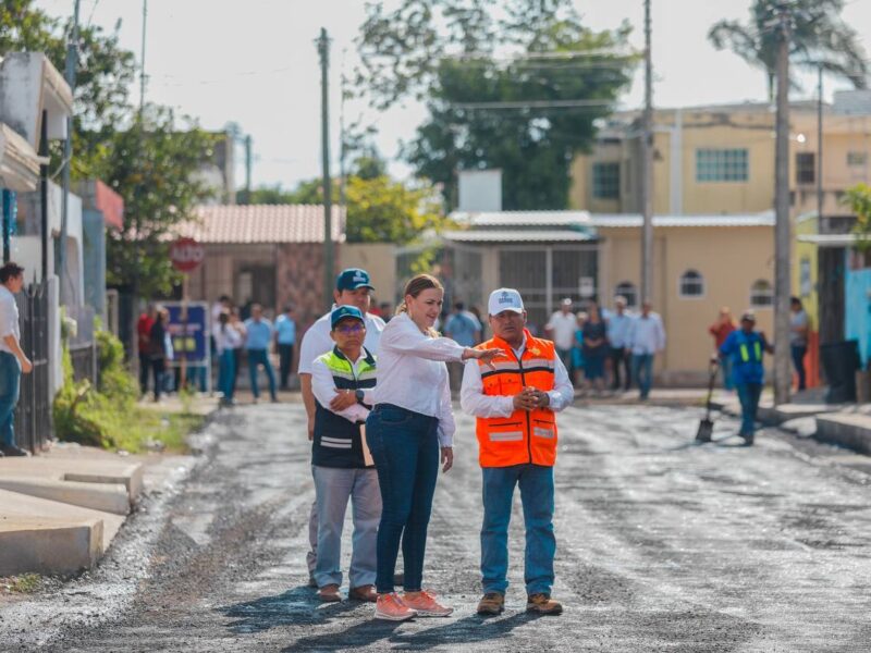 Cecilia Patrón supervisa repavimentación en la Unidad Morelos. Mérida avanza con obras de mejora vial y un gobierno cercano a la ciudadanía.