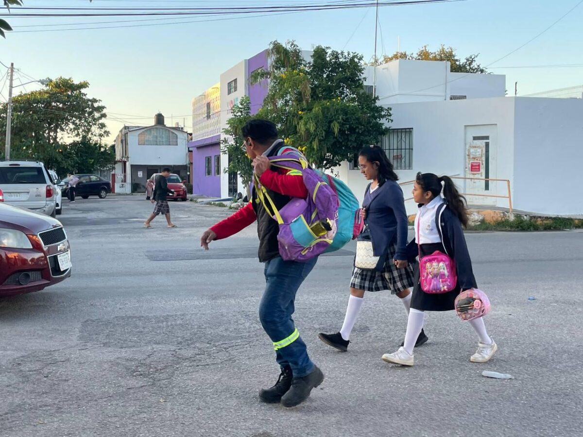 A pesar del frío, más de 400,000 estudiantes regresan a clases en Yucatán, marcando el inicio de la segunda etapa del ciclo escolar.