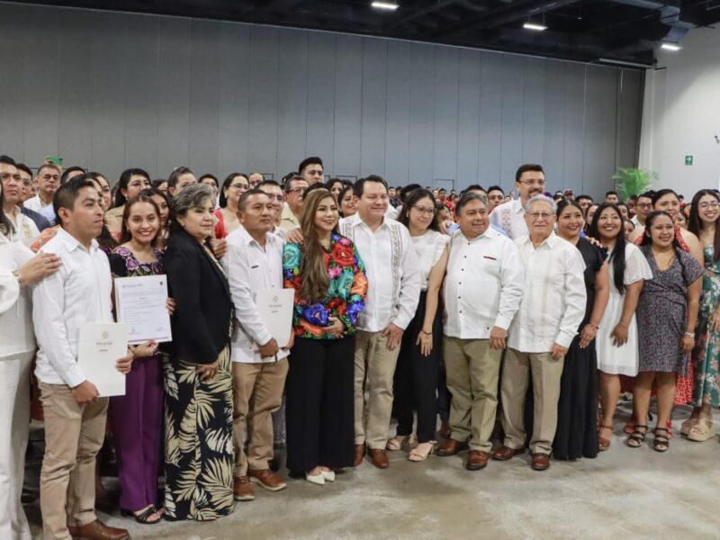 El Gobernador Joaquín Díaz Mena entregó plazas y nombramientos a 136 docentes de Yucatán, reafirmando su compromiso con la educación y la transparencia.