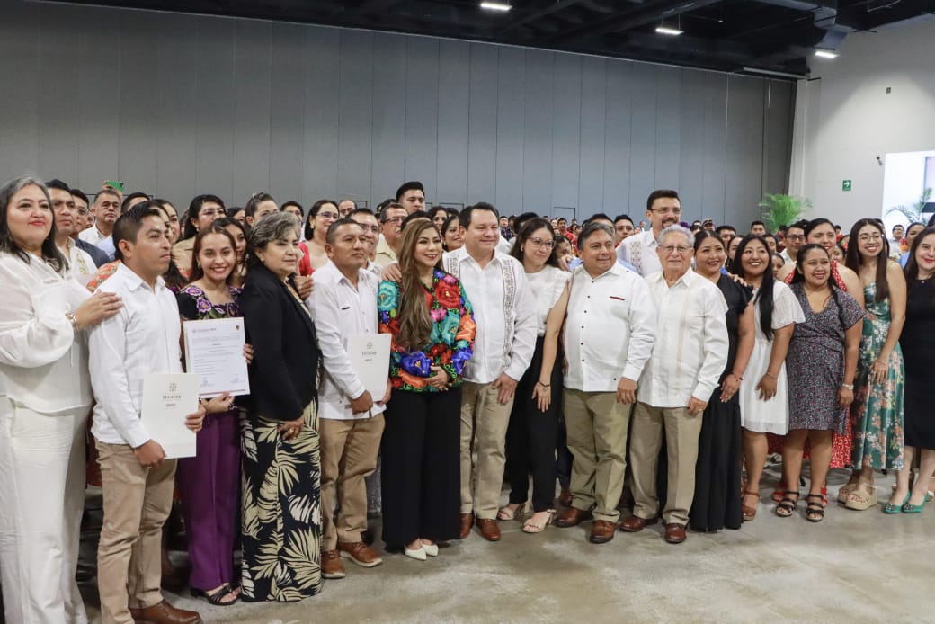 El Gobernador Joaquín Díaz Mena entregó plazas y nombramientos a 136 docentes de Yucatán, reafirmando su compromiso con la educación y la transparencia.