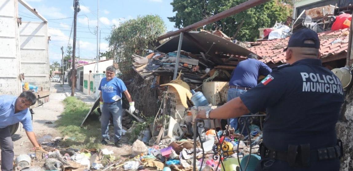 El Ayuntamiento de Mérida limpia un predio con acumulación de basura en Pacabtún. Se brinda atención al ciudadano para garantizar su salud y bienestar.