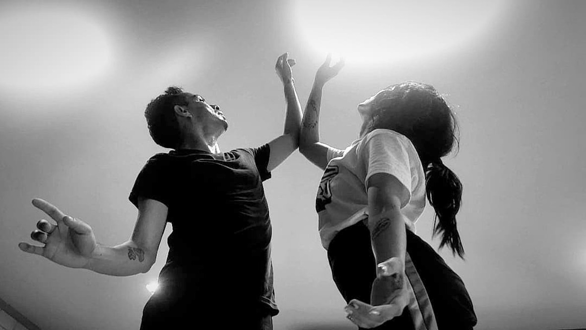 "Colisión" une danza contemporánea y española en el Mérida Fest. Una propuesta de Zizinete Maravé Sosa que celebra la conexión y la creación artística.