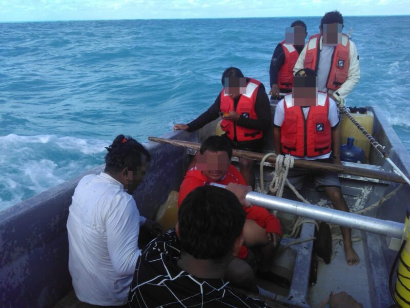 La Secretaría de Marina rescata a 4 tripulantes en Isla Pérez, Yucatán. La Armada salvaguarda la vida humana en la mar con un exitoso operativo.