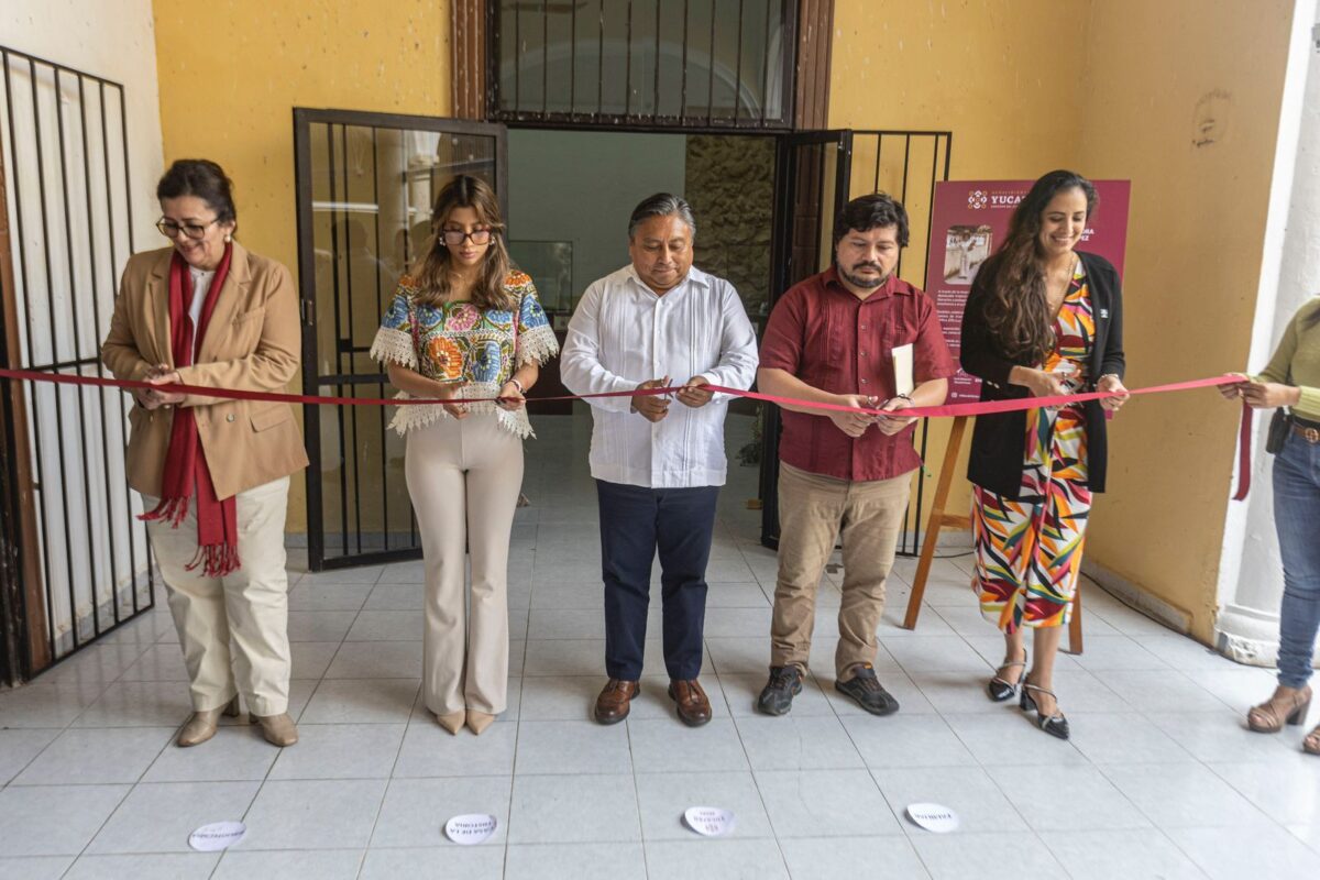 El Gobierno de Yucatán rinde homenaje a la profesora Effy Luz Vázquez López con la exposición “Soy y seré siempre maestra”, destacando el papel de la docencia en el Día Internacional de la Educación.