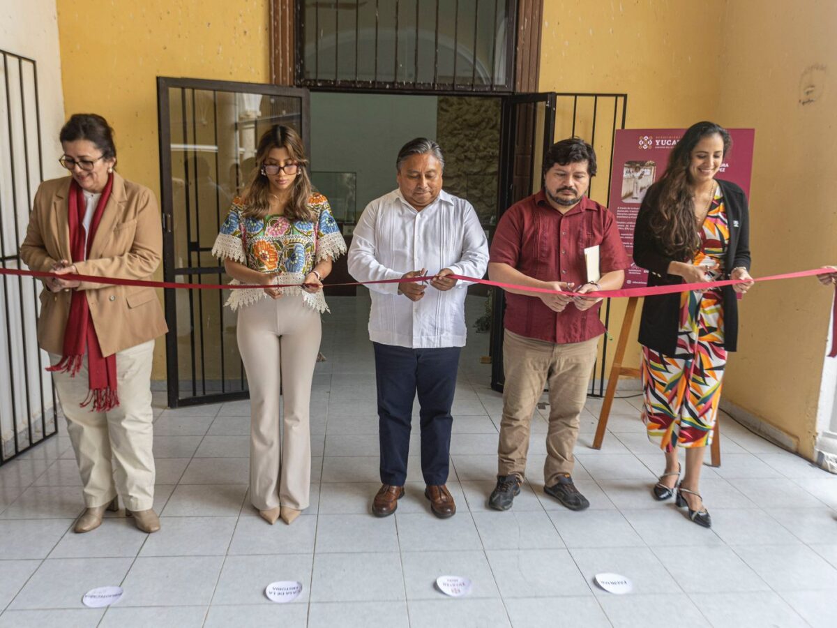 El Gobierno de Yucatán rinde homenaje a la profesora Effy Luz Vázquez López con la exposición “Soy y seré siempre maestra”, destacando el papel de la docencia en el Día Internacional de la Educación.