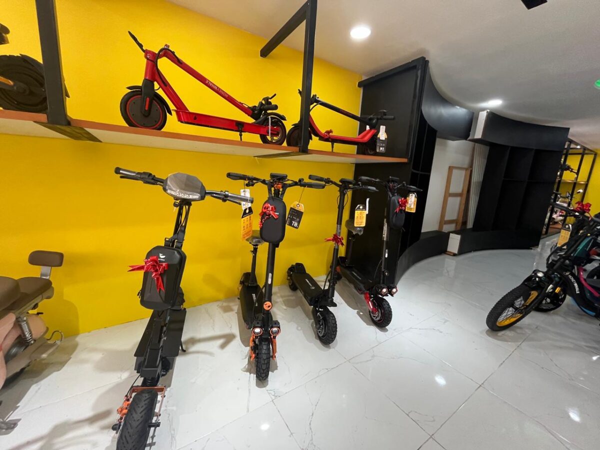 Usuarios prefieren los scooters eléctricos por su economía y rapidez, destacando la reducción de tiempo y costos en comparación con otros medios.