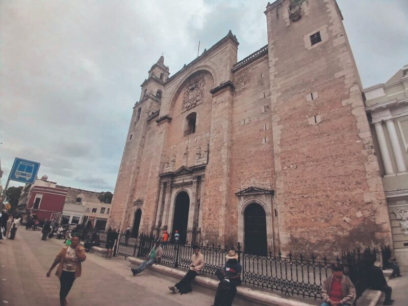 Inician los trabajos de restauración en la Catedral de Mérida, con limpieza de fachadas y torres, en colaboración con el INAH, Gobierno y Ayuntamiento.