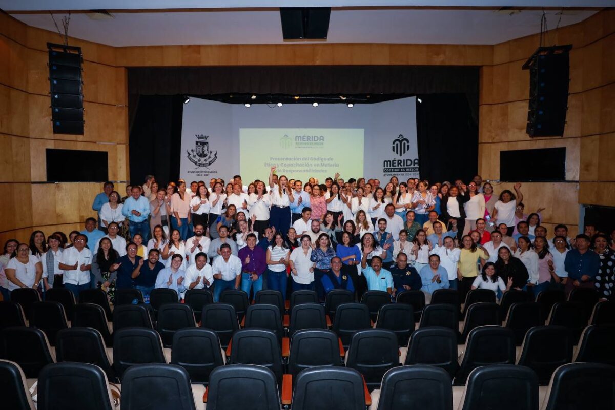 Cecilia Patrón presenta el Código de Ética para Servidores Públicos del Ayuntamiento de Mérida, promoviendo valores de justicia social, empatía y transparencia.