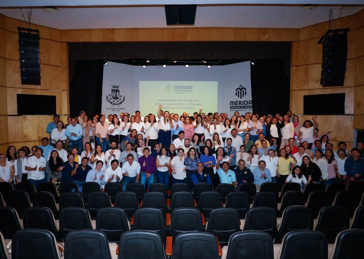 Cecilia Patrón presenta el Código de Ética para Servidores Públicos del Ayuntamiento de Mérida, promoviendo valores de justicia social, empatía y transparencia.