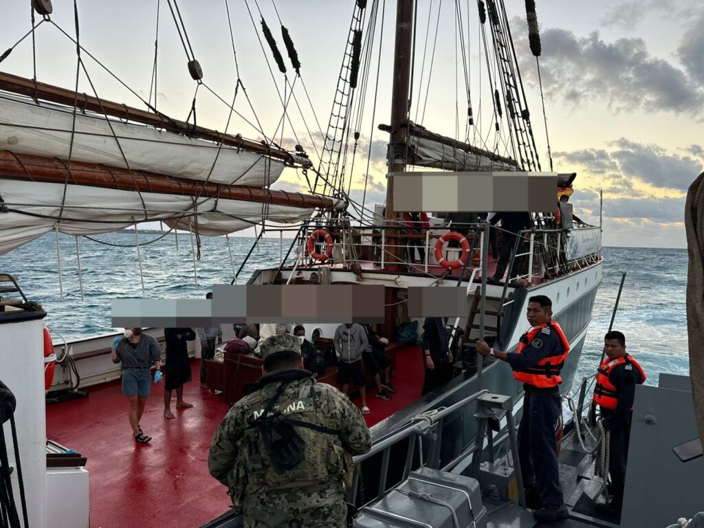 La Marina rescató a 10 extranjeros a la deriva en Isla Mujeres, Quintana Roo. Fueron entregados al INM para su proceso legal.