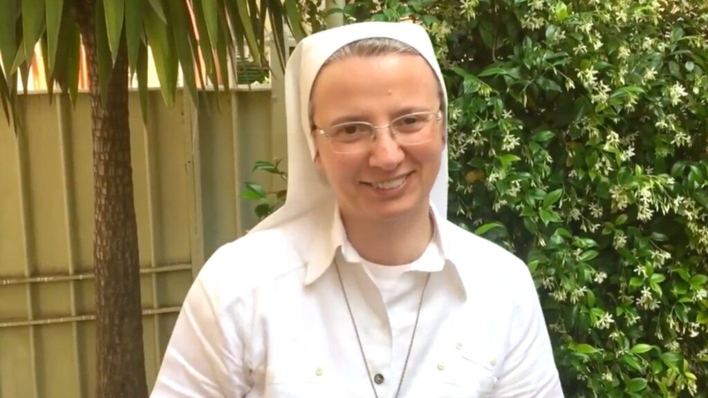 El papa Francisco nombra a Simona Brambilla como la primera mujer al frente de un "ministerio" del Vaticano, marcando un hito histórico.