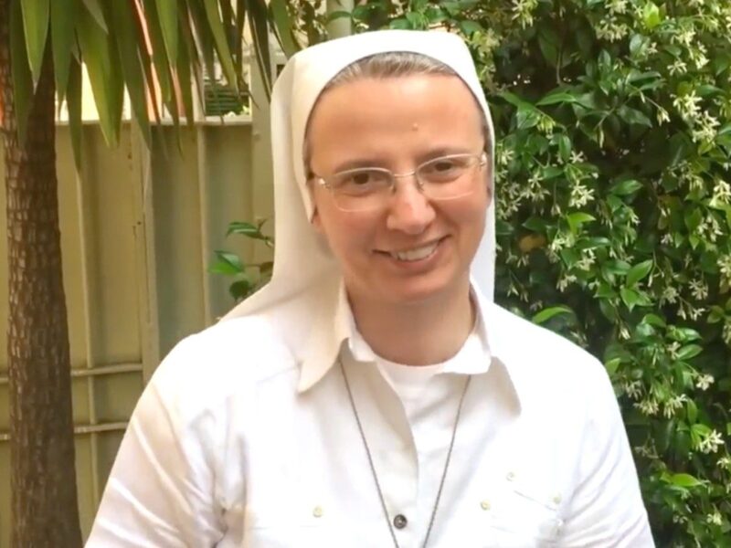 El papa Francisco nombra a Simona Brambilla como la primera mujer al frente de un "ministerio" del Vaticano, marcando un hito histórico.