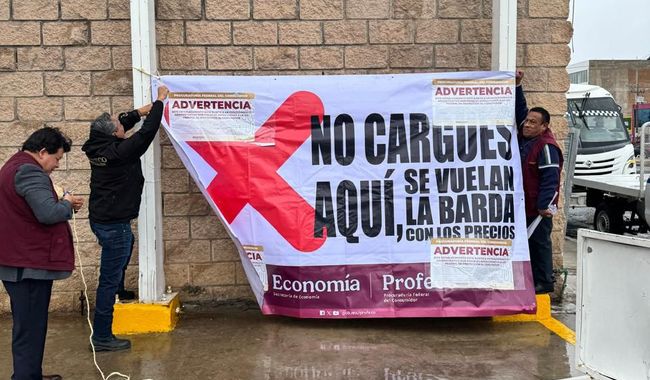 Profeco llama a respetar precios de gasolina regular, con rango de 23 a 24 pesos por litro, y coloca lonas de advertencia en gasolineras.