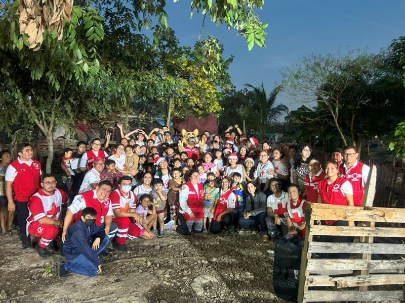 Cruz Roja celebra Día de Reyes en La Mielera con juguetes, roscas y dinámicas para niños. Más de 40 voluntarios llevaron alegría y esperanza.