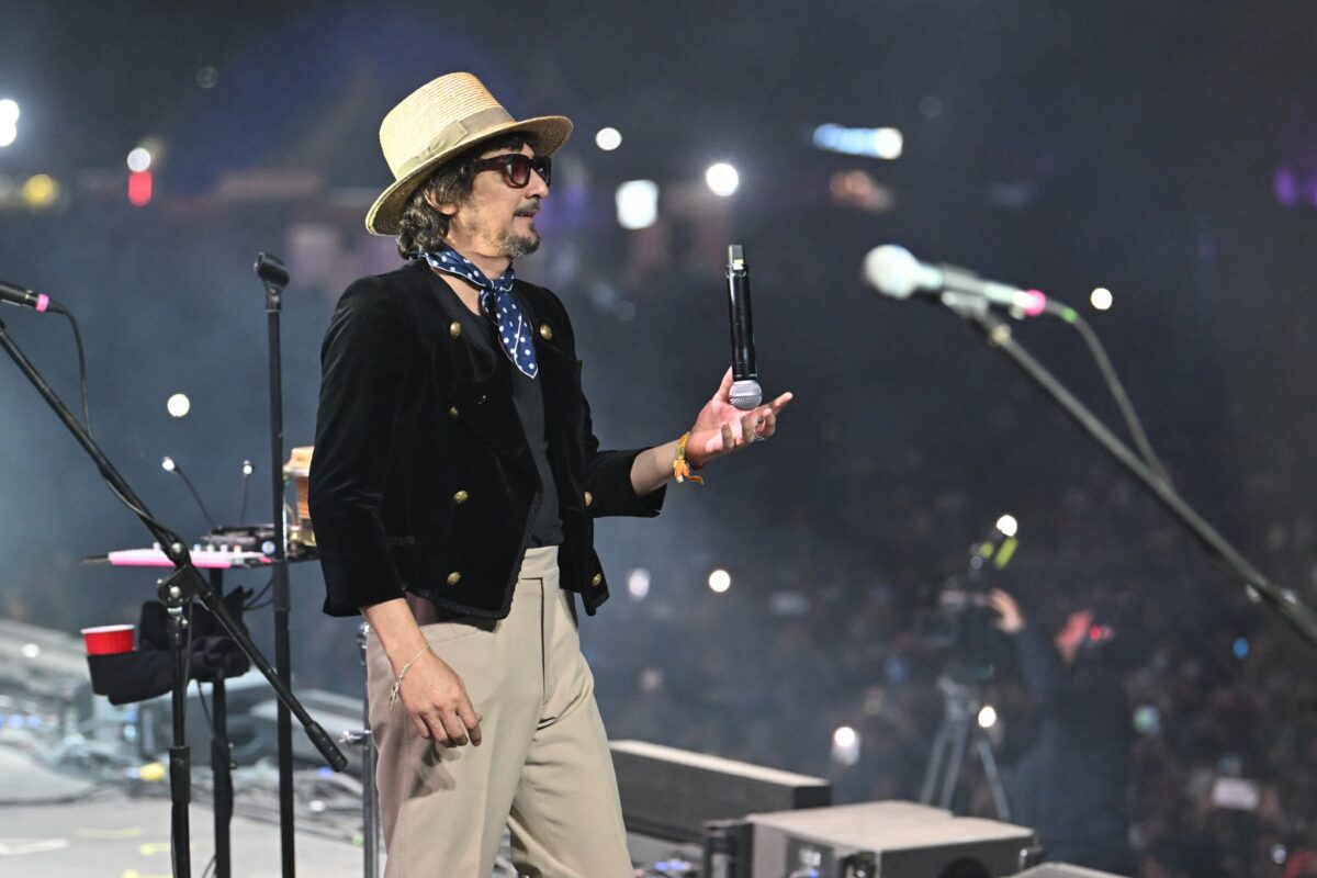 León Larregui sugiere a Sheinbaum exigir visa a los "greengos" tras los aranceles impuestos por Trump, generando reacciones en redes sociales.