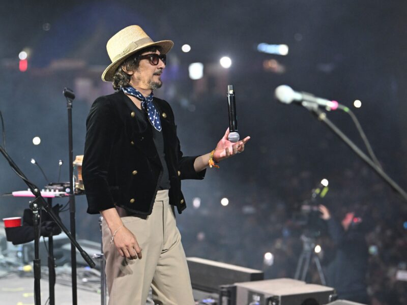 León Larregui sugiere a Sheinbaum exigir visa a los "greengos" tras los aranceles impuestos por Trump, generando reacciones en redes sociales.