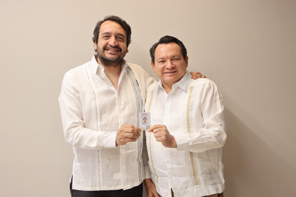 El gobernador de Yucatán, Joaquín Díaz Mena, refuerza su compromiso con la Cuarta Transformación al recibir nueva credencial de Morena.