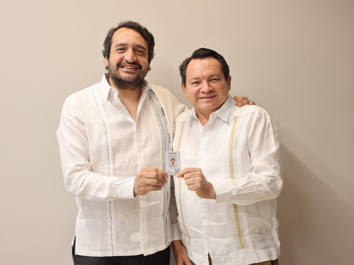 El gobernador de Yucatán, Joaquín Díaz Mena, refuerza su compromiso con la Cuarta Transformación al recibir nueva credencial de Morena.