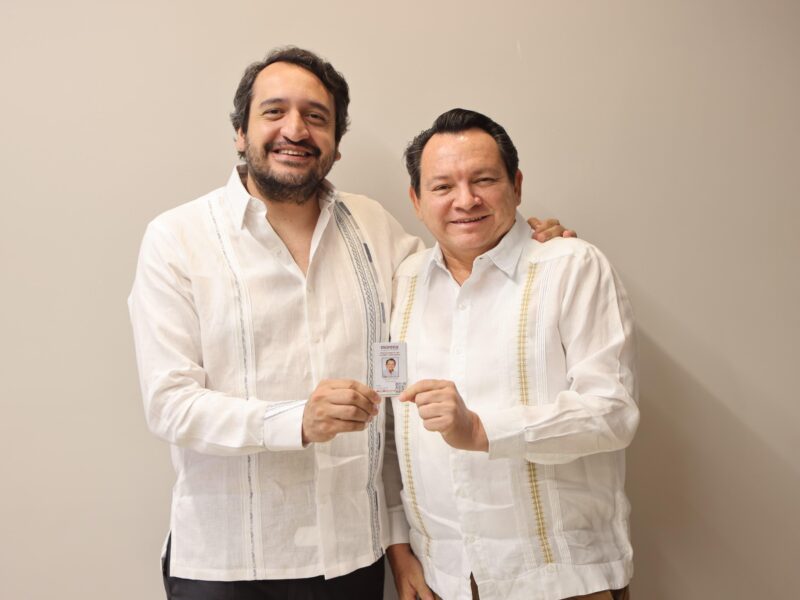 El gobernador de Yucatán, Joaquín Díaz Mena, refuerza su compromiso con la Cuarta Transformación al recibir nueva credencial de Morena.