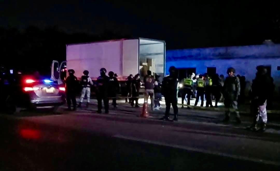 Autoridades aseguraron un camión cargado con droga en la carretera Mérida-Campeche. Detienen al conductor y confiscan armas y marihuana.